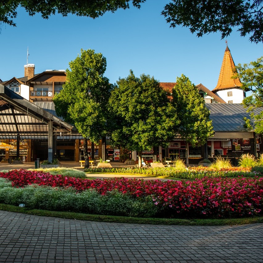 tour-nova-petropolis-praca-flores-jardim-1-1